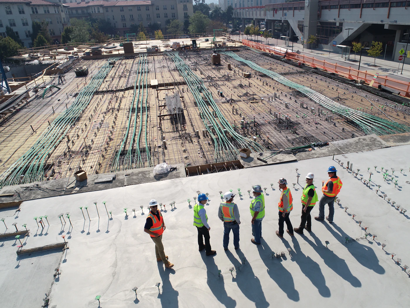 Equipa em estaleiro de obra vista de cima