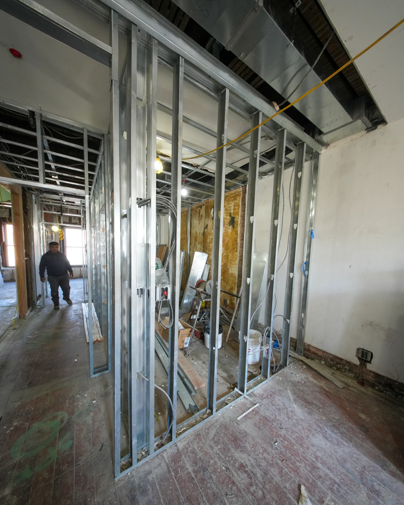 Estrutura interior em perfis metálicos durante a construção