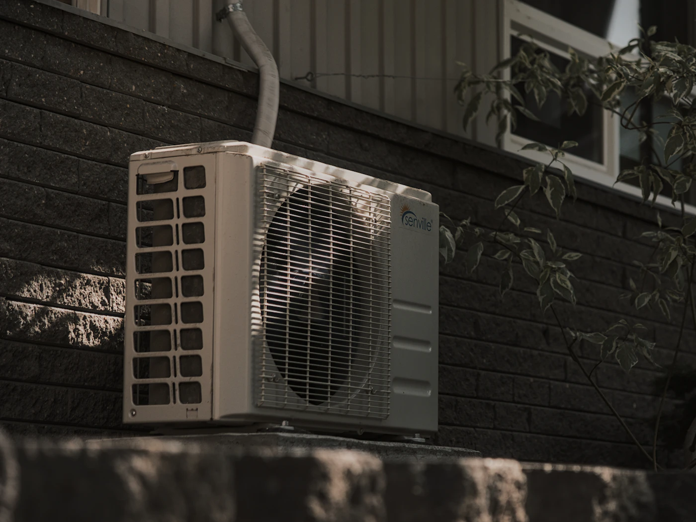 Unidade exterior de ar condicionado instalada em fachada
