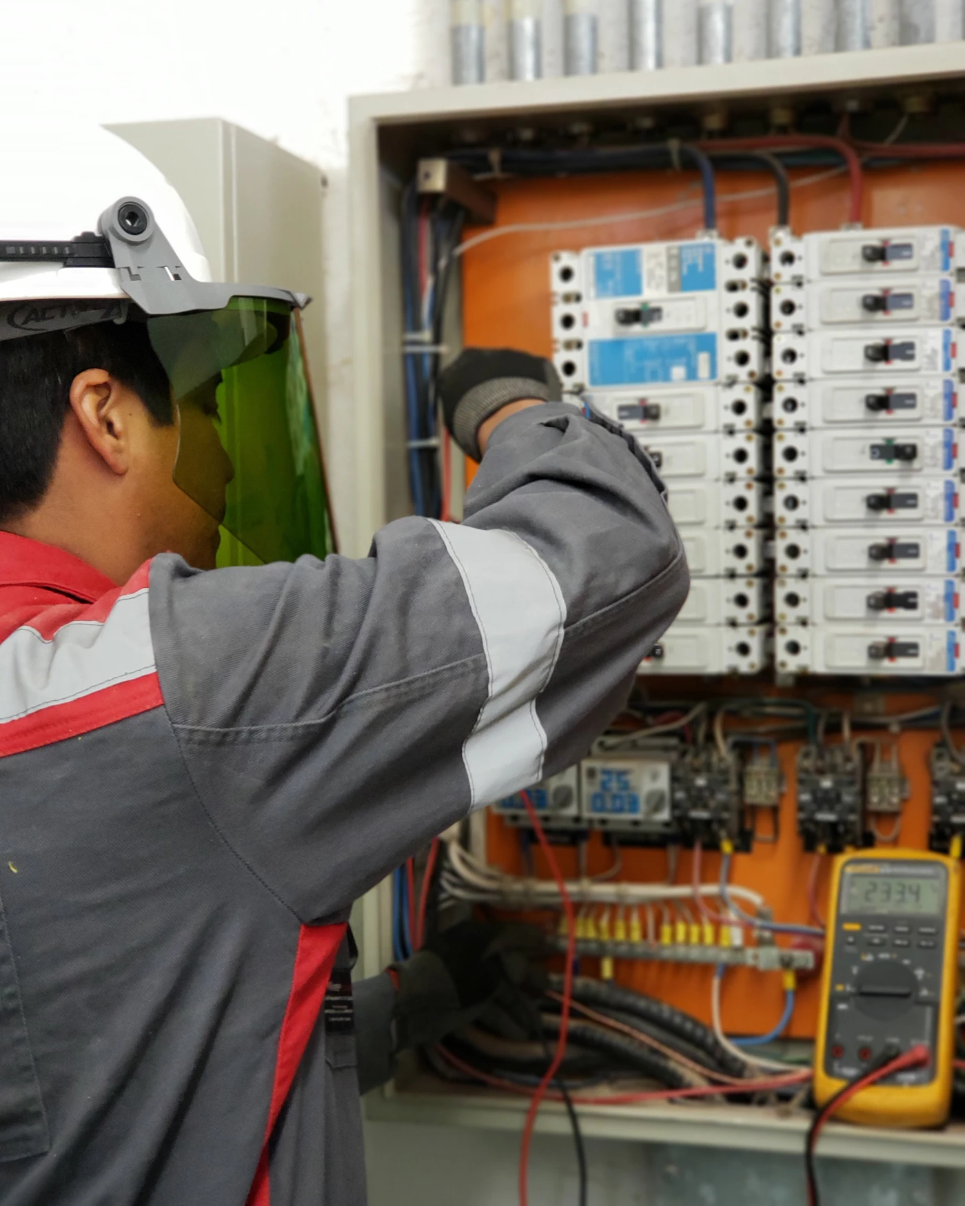 Técnico a verificar um quadro elétrico