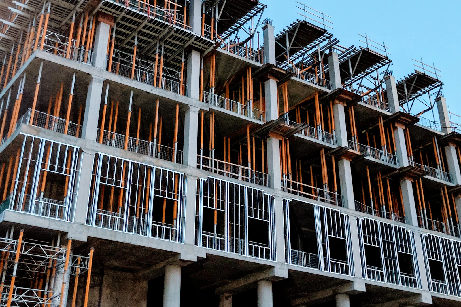 Edifício em construção com estrutura de betão e cofragem